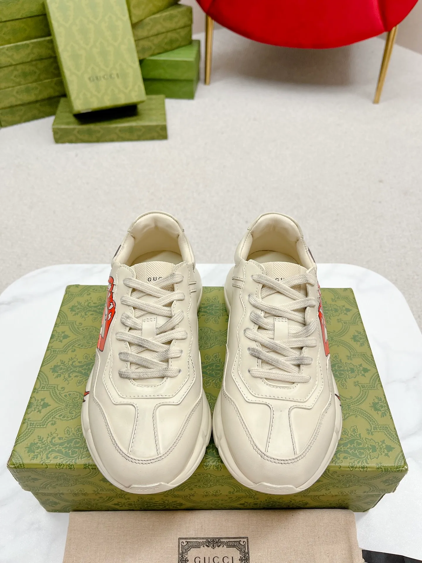 👟👟Ex-factory price 700👟👟 Men +10 Gucci’s top version of couple’s dad shoes series is new! 🖤 ⚠GG couple’s dad shoes have been very popular in recent years; new colors are updated constantly; new colors are updated, and our home and counters have new ones at the same time. This classic dad shoe is popular among celebrities and Internet celebrities. Anchors and others are sure to plant grass and call ❤ Classic fashion style, distressed leather surface, 5D drawing printing; mixed surface splicing colors, etc... Original customization (off-white eco-friendly cowhide, first layer of cowhide inside), original outsole... Shiny colorful drawings embellish the sides of the shoe body, old color rubbing, package production technology, 1:1 creation / only to make the best shoes. ⚠️ Comes with high-end full package at the counter. …………………………………………………… 👑❥∙Colour: Doraemon model/Mickey Mouse model/Lip model/Donald Duck model/Anchor model/Classic red and green striped logo model/NY letter model/Rainbow letter model/Red ebony cloth model/G letter pink cloth model/North Face joint model/Little Bear model/New blue color model/New orange color model 👑❥∙Size: Women’s model 35-40 Men's 39-44